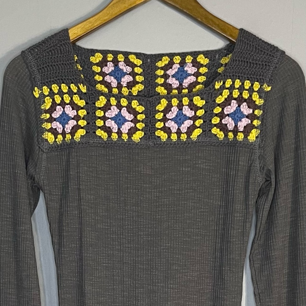 Natural Life Waffle Knit Floral Crochet Top Gray NWT - Picture 3 of 9